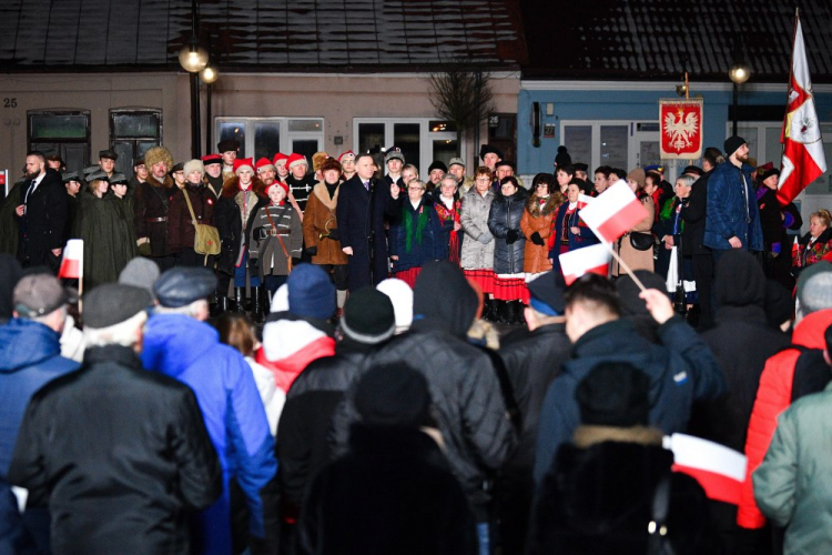 Prezydent RP Andrzej Duda (C) podczas spotkania z mieszkańcami w Bodzentynie w trakcie obchodów 160. rocznicy Powstania Styczniowego. Fot. PAP/P. Polak