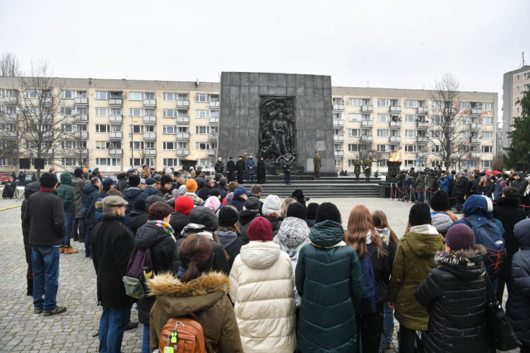 Uroczystości przed Pomnikiem Bohaterów Getta. Warszawa, 27.01.2023. Fot. PAP/A. Lange