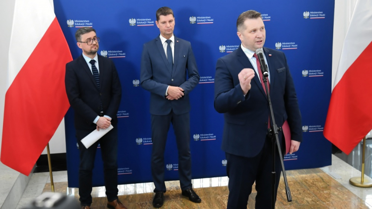 Minister edukacji i nauki Przemysław Czarnek (P), wiceminister edukacji i nauki Dariusz Piontkowski (2L), dyrektor Centralnej Komisji Egzaminacyjnej Marcin Smolik (L) podczas konferencji prasowej nt. matur w 2023 r. Fot. PAP/A. Lange