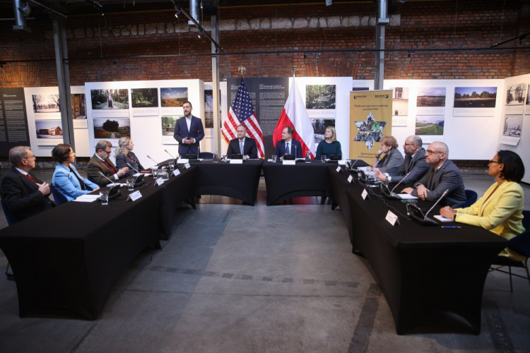 W centrum, od lewej: dyrektor Żydowskiego Muzeum Galicja Jakub Nowakowski, prawnik, mąż wiceprezydent Stanów Zjednoczonych Kamali Harris Douglas Emhoff, ambasador USA w Polsce Mark Brzezinski i konsul generalna USA w Krakowie Erin Nickerson podczas okrągłego stołu dot. antysemityzmu i tolerancji w Krakowie. Fot. PAP/Ł. Gągulski