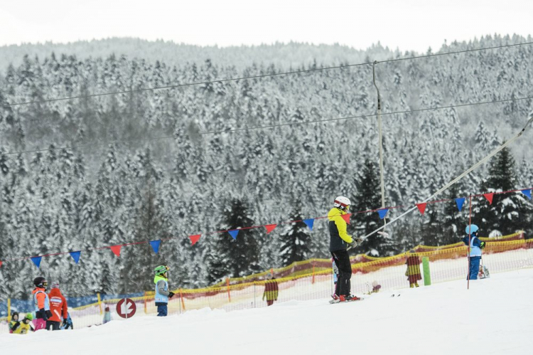 Ferie zimowe na stoku narciarskim w Tyliczu. 2018 r. Fot. PAP/W. Pacewicz