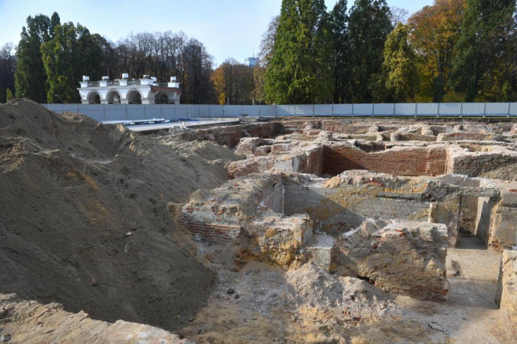 Odkryte fundamenty pałacu Saskiego na Placu Marszałka Józefa Piłsudskiego w Warszawie, pokazane podczas otwarcia wystawy „Okruchy przeszłości”. Warszawa, 18.10.2022. Fot. PAP/R. Pietruszka