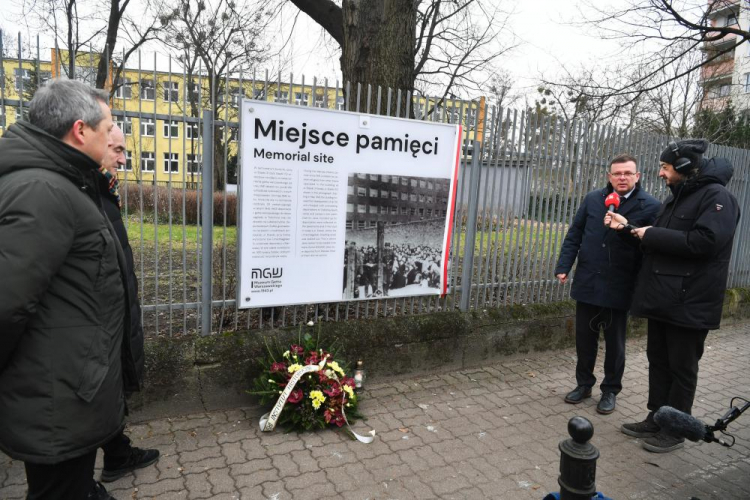 Dyrektor Muzeum Getta Warszawskiego Albert Stankowski (2P) podczas odsłonięcia jednej z dwóch tablic w miejscach pamięci w Warszawie. 27.01.2023. Fot. PAP/A. Lange