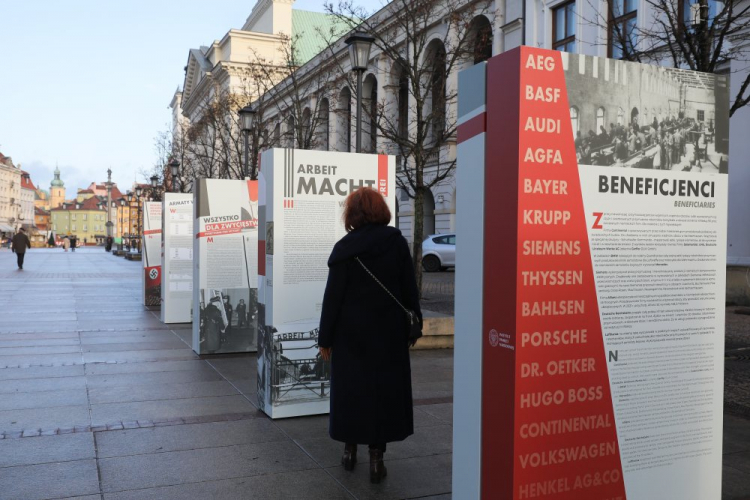 Wystawa plenerowa IPN „Gospodarka III Rzeszy” przed Domem Polonii w Warszawie. Fot. PAP/P. Supernak