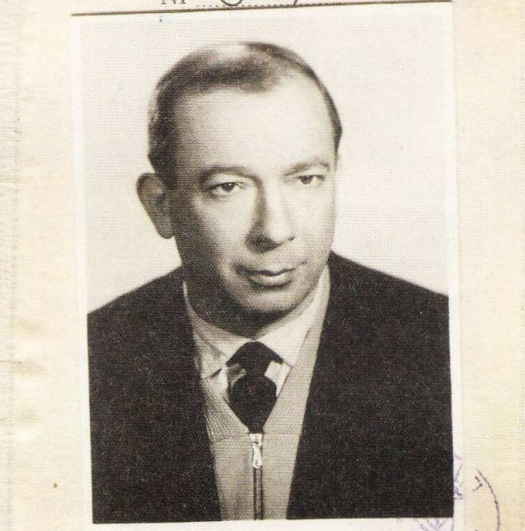 Stanisław Grzesiuk – fotografia w legitymacji Związku Literatów Polskich. Źródło: Wikimedia Commons