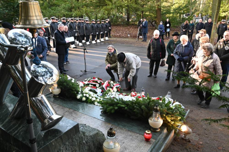 Uroczysty Apel Pamięci przy pomniku „Tym, którzy nie powrócili z morza” na Cmentarzu Centralnym w Szczecinie w 30. rocznicę katastrofy promu „Jan Heweliusz”. Fot. PAP/M. Bielecki