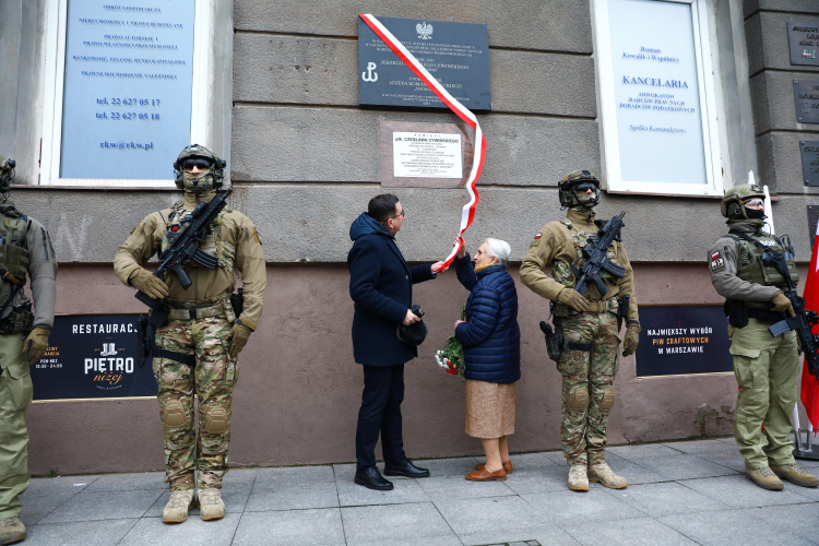 Dyrektor warszawskiego oddziału IPN dr Tomasz Łabuszewski (C-L) i córka Józefa Rybickiego ps. "Andrzej" - ostatniego dowódcy Kedywu Okręgu Warszawa Armii Krajowej, uczestnika Powstania Warszawskiego Hanna Rybicka (C-P) podczas odsłonięcia tablicy pamiątkowej w 80. rocznicę powołania Kierownictwa Dywersji "Kedyw" Armii Krajowej. Fot. PAP/R. Guz