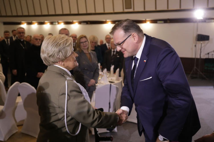 Warszawa, 11.01.2023. Szef UdSKiOR Jan Józef Kasprzyk (P) oraz odznaczona Stanisława Kociołowicz (L) podczas spotkania noworocznego z Weteranami Walk o Niepodległość Rzeczypospolitej Polskiej. Na uroczystości wręczono Medale Stulecia Odzyskanej Niepodległości, Pro Bono Poloniae oraz Pro Patria. Fot. PAP/A. Zawada