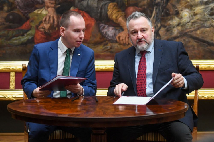 Warszawa, 16.01.2023. Sekretarz stanu w KPRM Adam Andruszkiewicz (L) oraz dyrektor stołecznego Muzeum Narodowego Łukasz Gaweł (P) podczas uroczystego podpisania porozumienia o współpracy w ramach projektu KRONIK@–Krajowe Repozytorium Obiektów Nauki i Kultury. Fot. PAP/A. Lange 