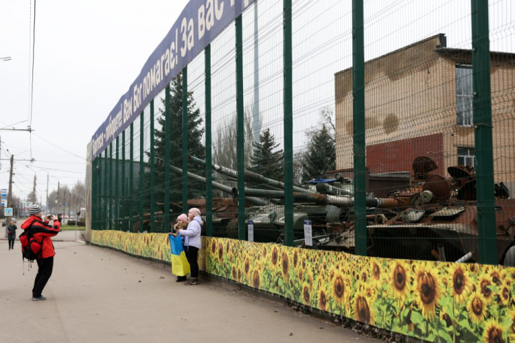 Wystawa zniszczonego rosyjskiego sprzętu wojskowego w centrum Krzywego Rogu. Fot. PAP/L. Szymański