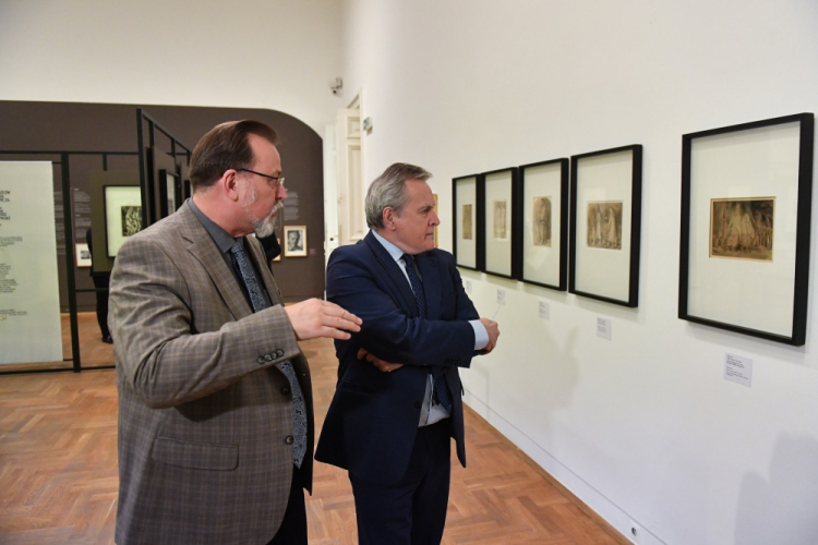 Wicepremier, minister kultury i dziedzictwa narodowego Piotr Gliński (P) i kurator Janusz Janowski (L) zwiedzają wystawę „Kulisiewicz. Lapidarne piękno” w Zachęcie – Narodowej Galerii Sztuki w Warszawie. Fot. PAP/P. Nowak