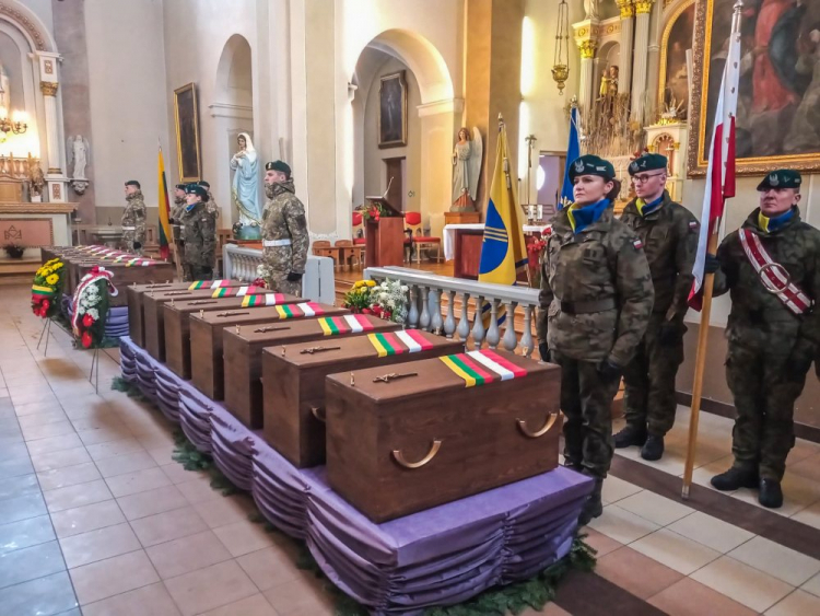 Uroczystości pogrzebowe polskich i litewskich żołnierzy poległych w 1920 r. w kościele pw. św. Anny w Jewiu. Źródło: IPN