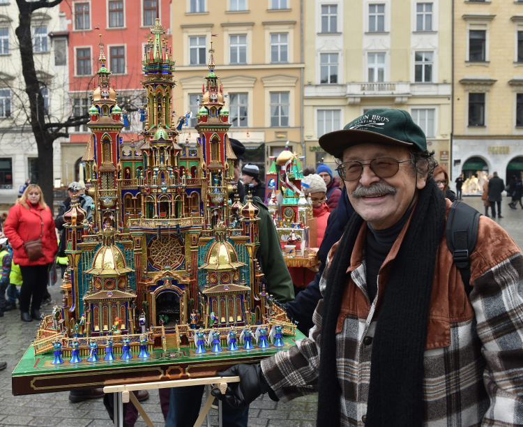 Kraków, 03.12.2015. Wielokrotny laureat konkursu Maciej Moszew ze swoją szopką. Fot. PAP/J. Bednarczyk