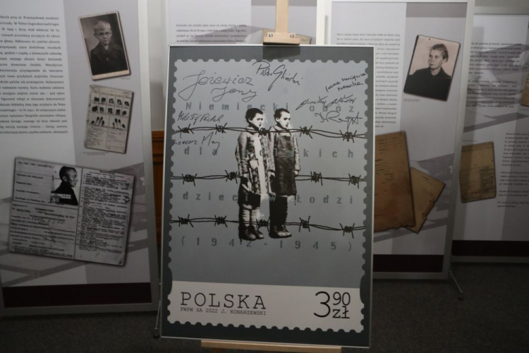 Łódź, 17.01.2023. Prezentacja znaczka pocztowego zatytułowanego „Niemiecki obóz dla polskich dzieci w Łodzi (1942 – 1945)” w siedzibie Muzeum Dzieci Polskich – ofiar totalitaryzmu w Łodzi. Wydarzenie wpisuje się w obchody 78. rocznicy zakończenia funkcjonowania obozu na ulicy Przemysłowej. Fot. PAP/M. Zubrzycki 