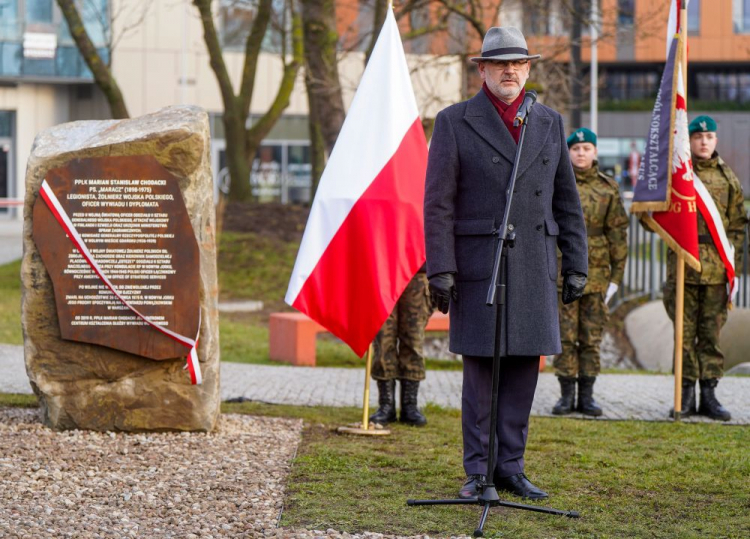 Gdańsk, 10.01.2023. Dyrektor Muzeum II Wojny Światowej w Gdańsku Grzegorz Berendt na odsłonięciu obelisku z tablicą upamiętniającą ppłk. Mariana Chodackiego. Fot. PAP/J. Dzban