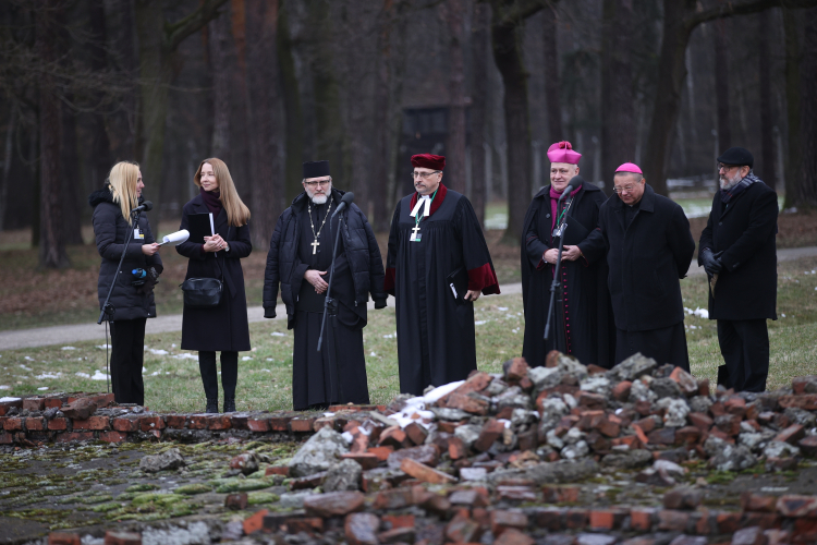 Arcybiskup Grzegorz Ryś (2P) i biskup pomocniczy bielsko-żywiecki Piotr Greger (3P) na terenie niemieckiego nazistowskiego obozu koncentracyjnego i zagłady Auschwitz-Birkenau w Oświęcimiu. Fot. PAP/Ł. Gągulski