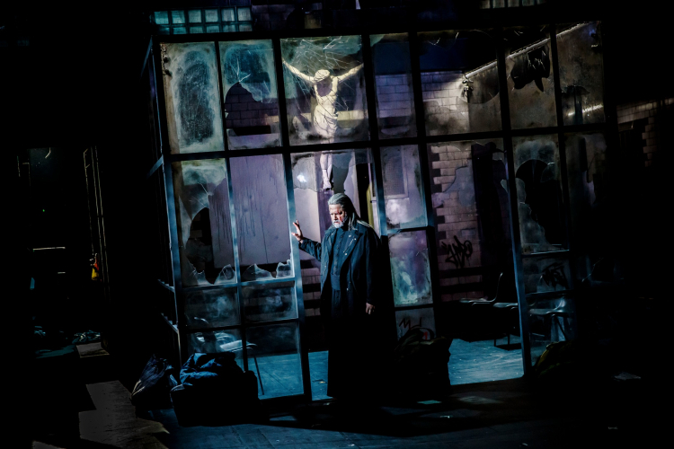 Zdjęcie z premiery „Mocy przeznaczenia” Mariusza Trelińskiego w Teatrze Wielkim – Operze Narodowej. Źródło: www.facebook.com/operanarodowa/