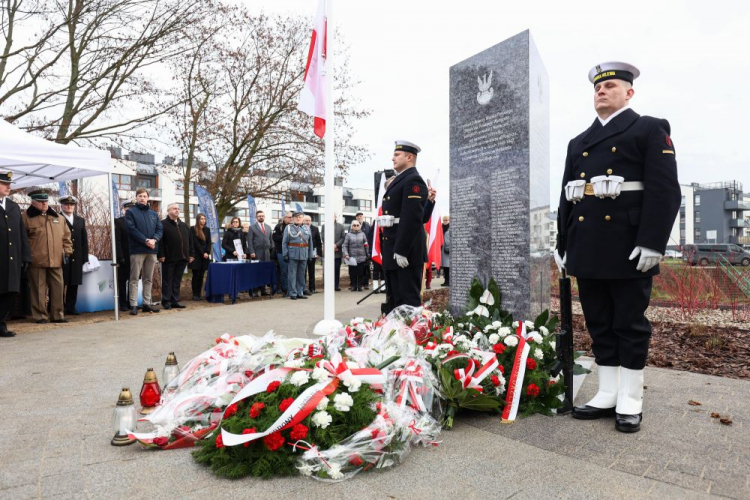 Pogórze (gm. Kosakowo), 10.01.2023. Uroczystość odsłonięcia monumentu upamiętniającego żołnierzy Wojska Polskiego – Obrońców Polskiego Wybrzeża, poległych w walce z Niemcami we wrześniu 1939 r. oraz mieszkańców Pogórza, Obłuża i Oksywia, w tym cywilnych ofiar zbrodni niemieckich, na skwerze przy ul. Tadeusza Kościuszki w Pogórzu k. Gdyni. Fot. PAP/J. Dzban 