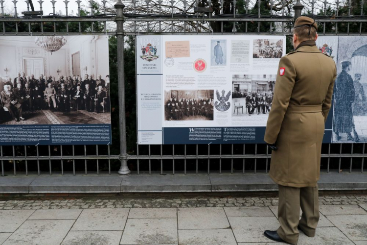 Warszawa, 17.01.2023. Otwarcie wystawy plenerowej pt. „Powstanie Styczniowe 1863 roku”. Wystawa przygotowana została przez Centralną Bibliotekę Wojskową oraz Muzeum Łazienki Królewskie. Fot. PAP/A. Zawada 