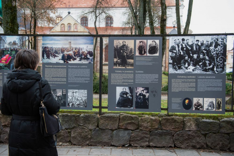 Wilno, Litwa, 24.01.2023. Otwarcie prezentowanej na ogrodzeniu franciszkańskiego klasztoru i kościoła pw. Wniebowzięcia Najświętszej Marii Panny planszowej wystawy plenerowej „Walka o wolność. Powstanie Styczniowe 1863–1864”. PAP/V. Doveiko 