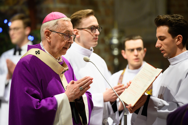 Metropolita Poznański, przewodniczący Konferencji Episkopatu Polski abp Stanisław Gądecki (C-L) podczas archidiecezjalnej mszy świętej żałobnej, sprawowanej w intencji śp. papieża-seniora Benedykta XVI. Fot. PAP/J. Kaczmarczyk