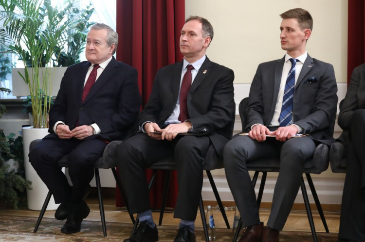 Warszawa, 03.01.2023. Wicepremier P. Gliński (L), dyrektor Biura „Niepodległa” W. Kirejczyk (P) i pełnomocnik MKiDN ds. organizacji wydarzeń kulturalnych związanych ze 160. rocznicą Powstania Styczniowego W. Kalwat (C) podczas konferencji prasowej w siedzibie resortu kultury w Warszawie. Fot. PAP/T. Gzell 