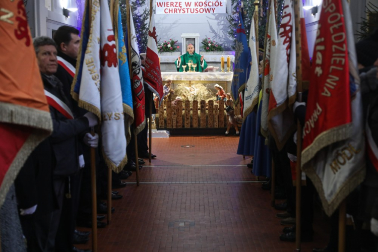 Biskup pomocniczy białostocki Henryk Ciereszko (C) przewodniczy mszy świętej w 34. rocznicę śmierci ks. Stanisława Suchowolca w kościele pw. Niepokalanego Serca Maryi w Białymstoku. Fot. PAP/A. Reszko