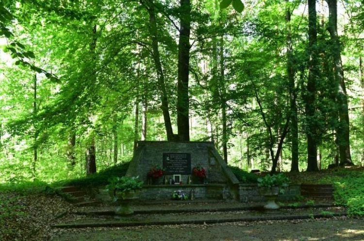 Suszec – pomnik, w którym została umieszczona urna z prochami więźniów; znajduje się w lesie przy ulicy Pszczyńskiej. Źródło: IPN