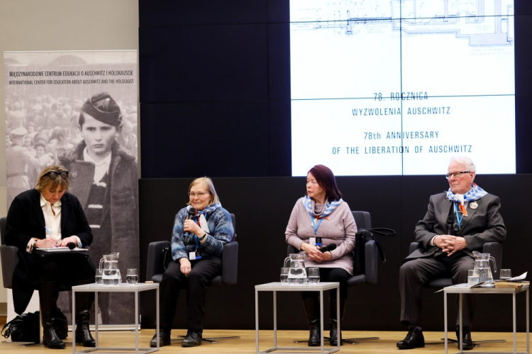 Maria Horl (2L), Stefania Wernik (2P) i Grzegorz Tomaszewski (P) oraz tłumaczka Katarzyna Spiechlanin (L) podczas spotkania na terenie b. niemieckiego obozu Auschwitz. 26.01.2023. Fot. PAP/Z. Meissner