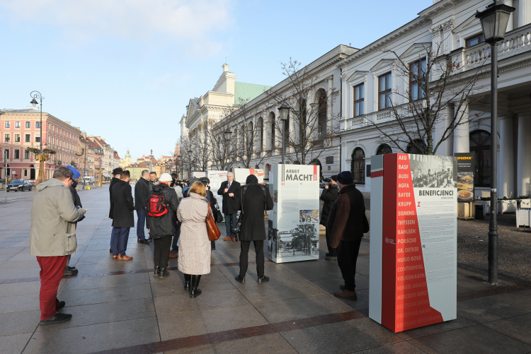 Wystawa plenerowa IPN „Gospodarka III Rzeszy” przed Domem Polonii w Warszawie. Fot. PAP/P. Supernak