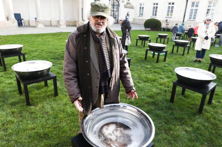 Jerzy Kalina na prezentacji instalacji artystycznej "Żadnych marzeń" na terenie siedziby MKiDN w Warszawie. Fot. PAP/T. Gzell