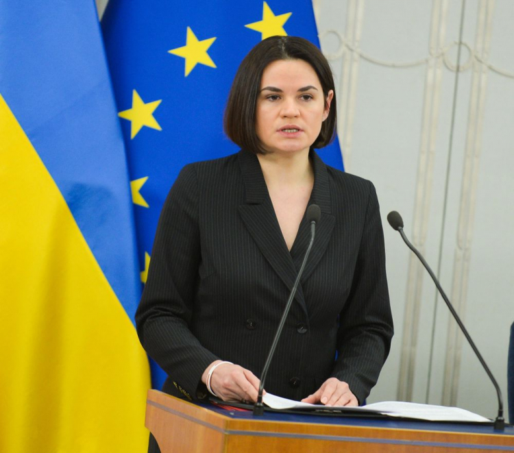 Warszawa, 08.02.2023. Liderka białoruskiej opozycji Swiatłana Cichanouska na sali plenarnej podczas posiedzenia Senatu w Warszawie. Fot. PAP/M. Obara