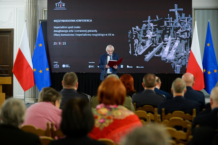 Warszawa, 23.02.2023. Wicemarszałek Sejmu Ryszard Terlecki podczas konferencji „Imperializm spod znaku dwugłowego orła i czerwonej gwiazdy. Ofiary komunizmu i imperializmu rosyjskiego w XX wieku”, zorganizowanej przez IPN w Sejmie. Fot. PAP/M. Obara