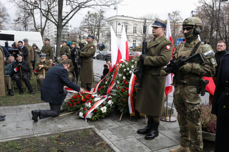 Warszawa, 01.02.2023. Szef Urzędu ds. Kombatantów i Osób Represjonowanych Jan Józef Kasprzyk (L) podczas uroczystości złożenia kwiatów przy głazie z tablicą upamiętniającą Akcję Bojową „Kutschera” w Alejach Ujazdowskich. Trwają obchody 79. rocznicy Akcji Bojowej „Kutschera”. Fot. PAP/A. Zawada 