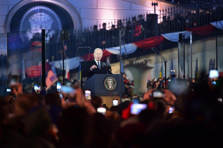 Prezydent Stanów Zjednoczonych Joe Biden wygłasza przemówienie do narodu polskiego w Arkadach Kubickiego w ogrodach Zamku Królewskiego. Warszawa, 21.02.2023. Fot. PAP/P. Piątkowski