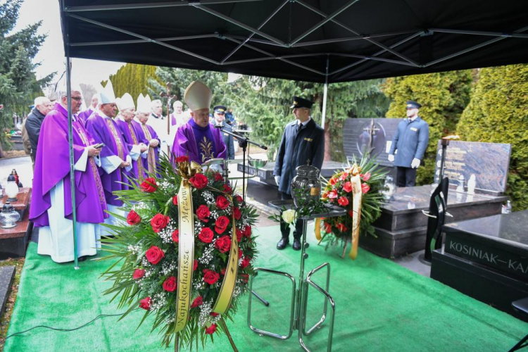 Metropolita warszawski kardynał Kazimierz Nycz (C) na uroczystościach pogrzebowych prof. Witolda Cęckiewicza. Fot. PAP/Art Service