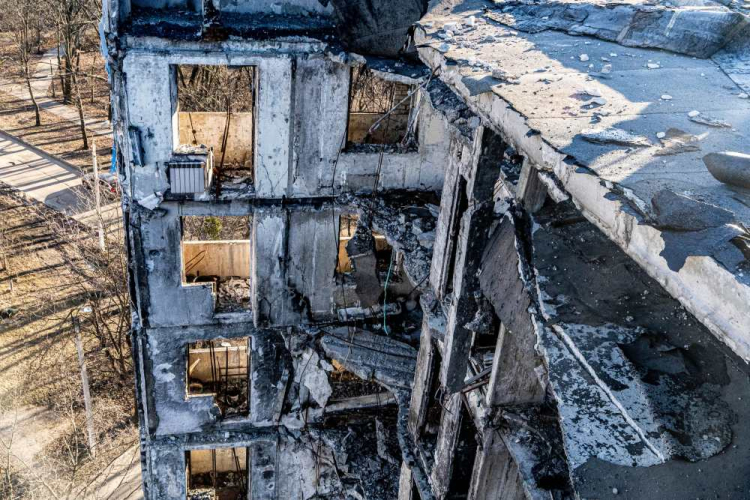 Zniszczony budynek po rosyjskim ataku w Charkowie. 23.01.2023. Fot. PAP/M. Kalyeniak