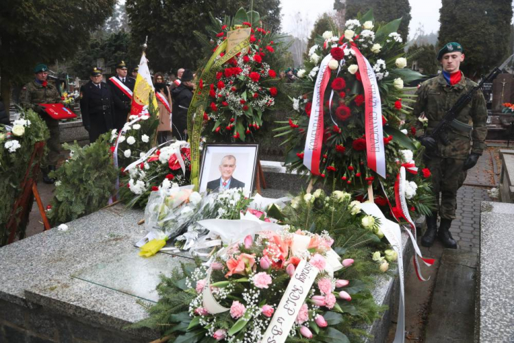 Uroczystości pogrzebowe byłego prezesa Związku Sybiraków Tadeusza Chwiedzia na cmentarzu miejskim w Białymstoku. Fot. PAP/A. Reszko