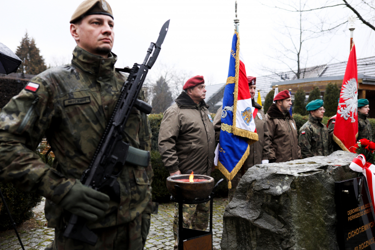 Uczestnicy obchodów 82. rocznicy pierwszego zrzutu Cichociemnych przed pomnikiem Cichociemnych przy Urzędzie Gminy w Dębowcu. Fot. PAP/Z. Meissner