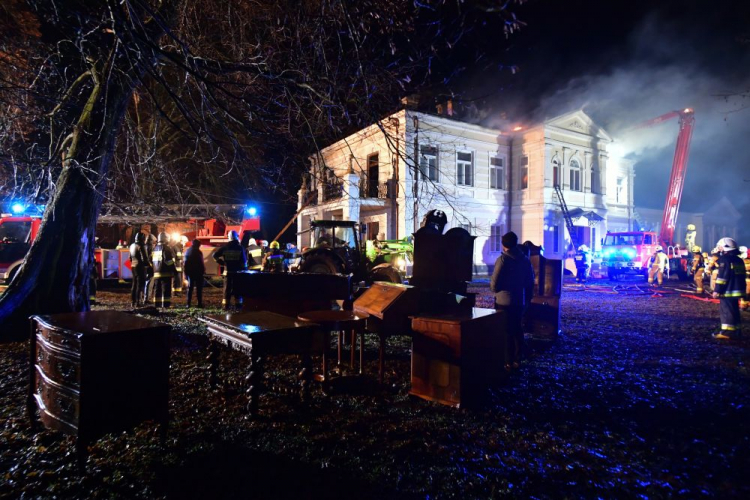Akcja gaszenia pożaru zabytkowego pałacyku w Dębem Małym. Fot. PAP/P. Piątkowski