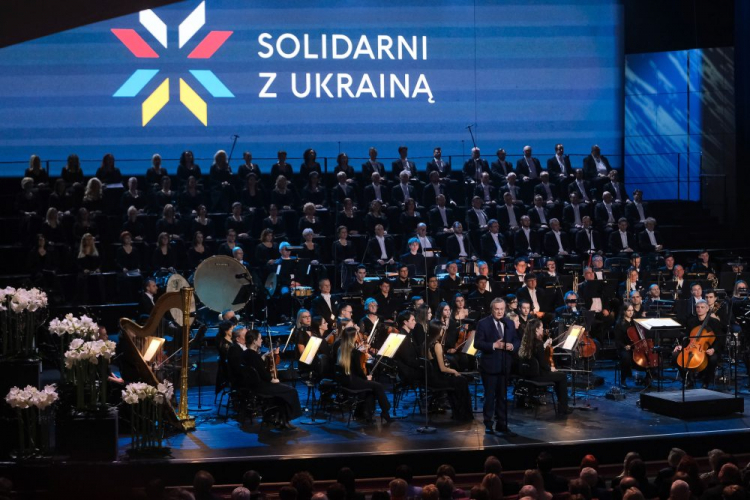 Wicepremier, minister kultury i dziedzictwa narodowego Piotr Gliński (C) przemawia podczas koncertu „Solidarni z Ukrainą” w Teatrze Wielkim – Operze Narodowej w Warszawie. Fot. PAP/M. Marek