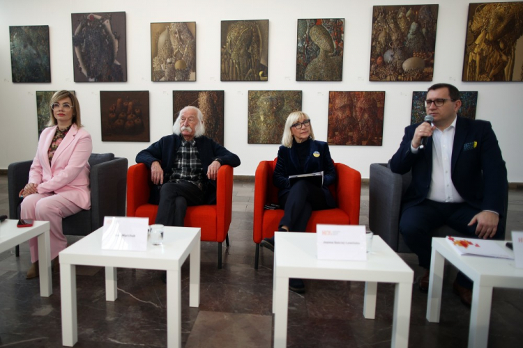 Ambasadorka ukraińskiej kultury w Polsce Weronika Marczuk (L), malarz Ivan Marchuk (2L), kierownik Galerii Centrum w Nowohuckim Centrum Kultury w Krakowie Joanna Gościej-Lewińska (2P) i dyrektor NCK Zbigniew Grzyb (P) podczas otwarcia wystawy „Archetyp Wolności”. Fot. PAP/Ł. Gągulski