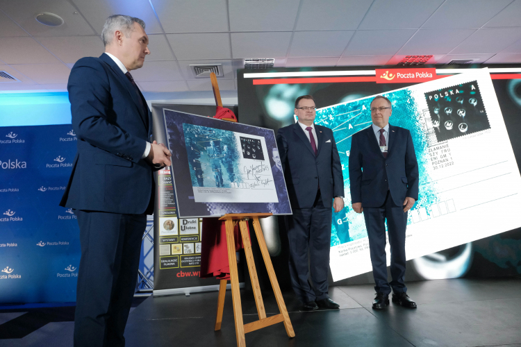 Prezes Poczty Polskiej Krzysztof Falkowski (L), szef Urzędu ds. Kombatantów i Osób Represjonowanych Jan Józef Kasprzyk (C) oraz dyrektor Centralnej Biblioteki Wojskowej im. Marszałka Józefa Piłsudskiego Jan Tarczyński (P) podczas prezentacji kartki z nadrukowanym znakiem opłaty pocztowej emisji Złamanie Szyfru Enigmy. Fot. PAP/M. Marek