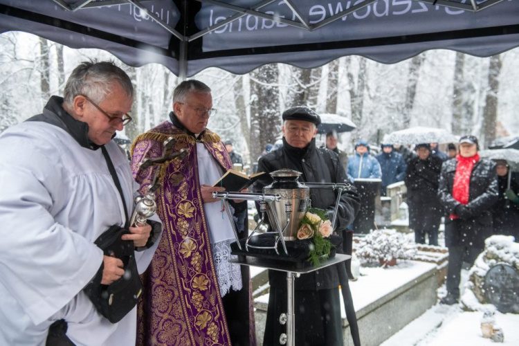 Uroczystości pogrzebowe prof. Aleksandra Krawczuka na cmentarzu Rakowickim w Krakowie. Fot. PAP/Art Service 2