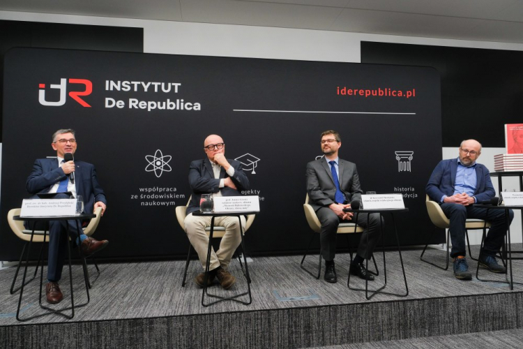 Dyrektor Instytutu De Republica prof. Andrzej Przyłębski (L), redaktor naukowy albumu prof. Janusz Górski (2L) oraz członkowie zespołu redakcyjnego albumu dr Krzysztof Mordyński (2P) i Przemysław Rey (P) na spotkaniu promującym album Instytutu De Republica "Mazurek Dąbrowskiego. Obraz, słowa, nuty". Fot. PAP/M. Marek