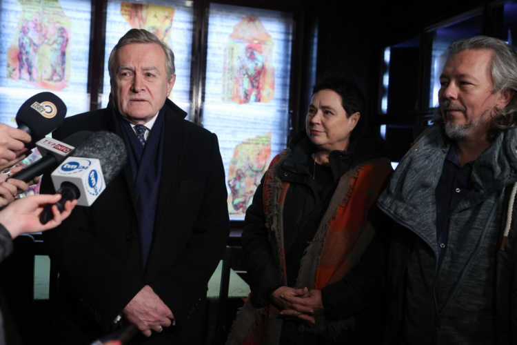 Wicepremier, minister kultury i dziedzictwa narodowego Piotr Gliński (L), dyrektor Muzeum Książki Artystycznej Jolanta Rudzka-Habisiak (C) i Paweł Tryzno (P) podczas konferencji w Muzeum Książki Artystycznej w Łodzi. Fot. PAP/M. Zubrzycki