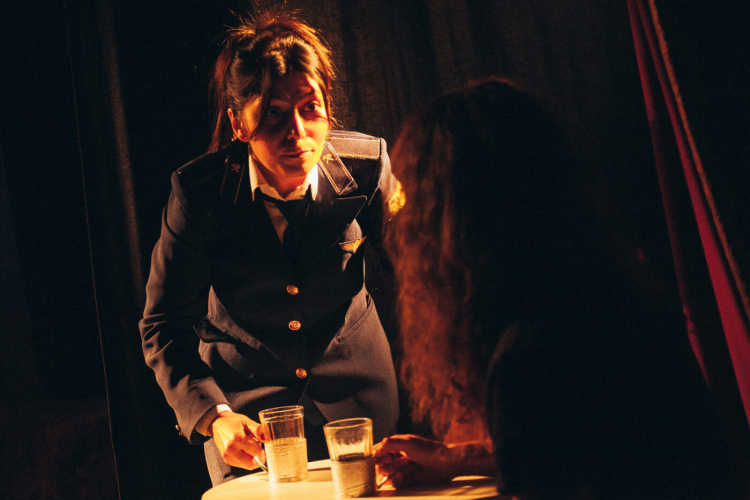Zdjęcie z monodramu „Ona wojna”. Źródło: www.teatrzaglebia.pl