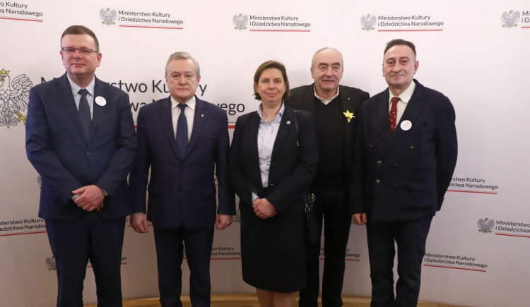 Warszawa, 15.02.2023. Od lewej: dyrektor Muzeum Getta Warszawskiego A. Stankowski, wicepremier P. Gliński, dyrektor Żydowskiego Instytutu Historycznego M. Krawczyk, dyrektor Muzeum Polin Z. Stępiński, prezes Towarzystwa Społeczno-Kulturalnego Żydów w Polsce A. Hofman podczas konferencji prasowej poświęconej obchodom 80. rocznicy powstania w getcie warszawskim, w MKiDN. Fot. PAP/T. Gzell 