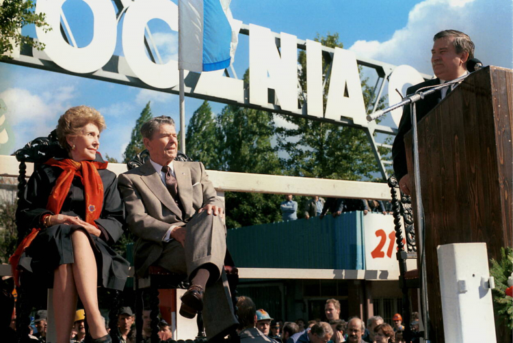 Gdańsk, 15.09.1990 r. Prezydent USA Ronald Reagan z małżonką Nancy na spotkaniu w Stoczni Gdańskiej z kandydującym na urząd prezydenta RP Lechem Wałęsą. Fot. PAP/G. Rogiński