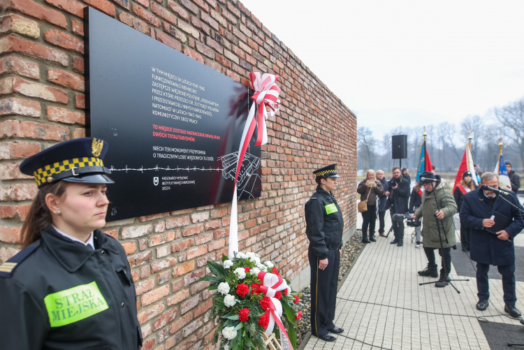 Odsłonięcie tablicy upamiętniającej miejsce, gdzie w latach 1941-1945 znajdowało się niemieckie zastępcze więzienie policyjne Rosengarten. Fot. PAP/Z. Meissner